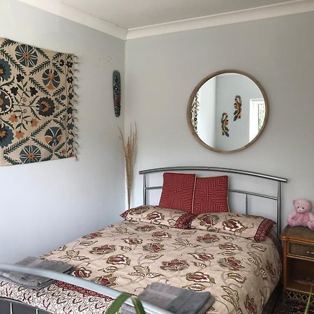 Cozy Double Bedroom In Stunning Bungalow On River Thames - Near Thorpe Park/Royal Holloway University/20Mins From Heathrow Staines-upon-Thames Eksteriør bilde