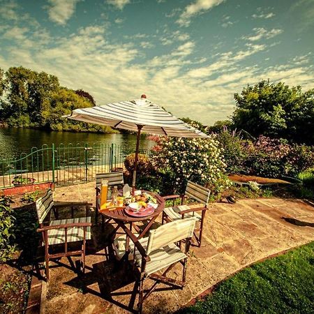 Cozy Double Bedroom In Stunning Bungalow On River Thames - Near Thorpe Park/Royal Holloway University/20Mins From Heathrow Staines-upon-Thames Eksteriør bilde