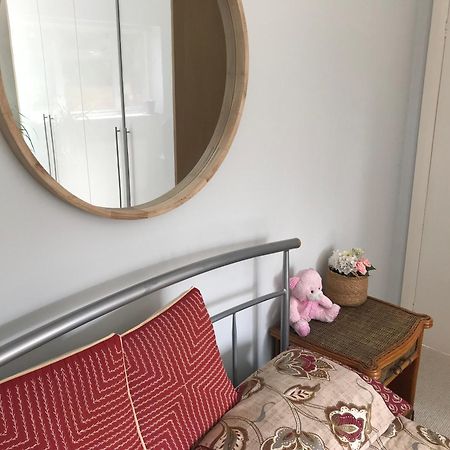 Cozy Double Bedroom In Stunning Bungalow On River Thames - Near Thorpe Park/Royal Holloway University/20Mins From Heathrow Staines-upon-Thames Eksteriør bilde
