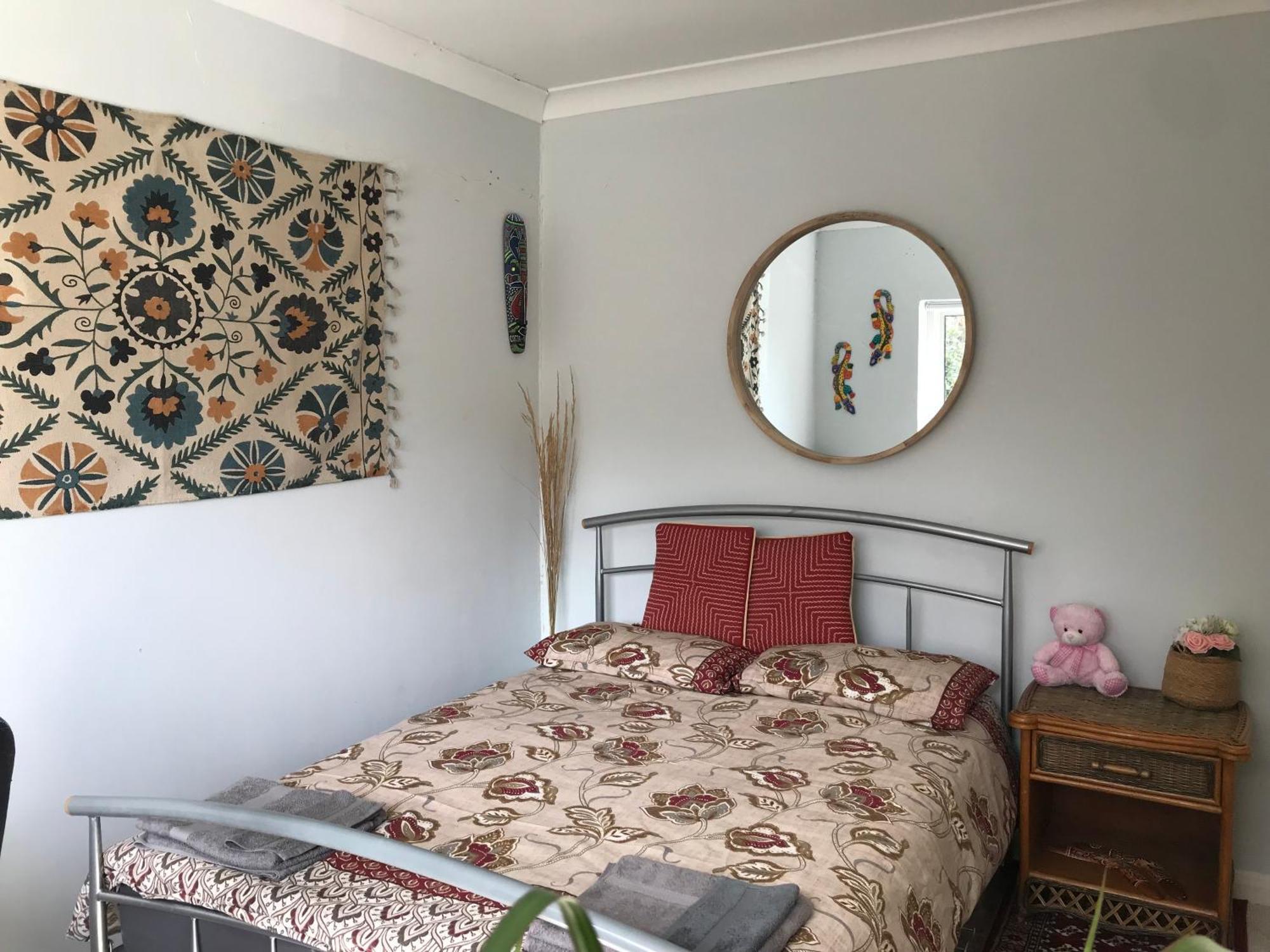 Cozy Double Bedroom In Stunning Bungalow On River Thames - Near Thorpe Park/Royal Holloway University/20Mins From Heathrow Staines-upon-Thames Eksteriør bilde
