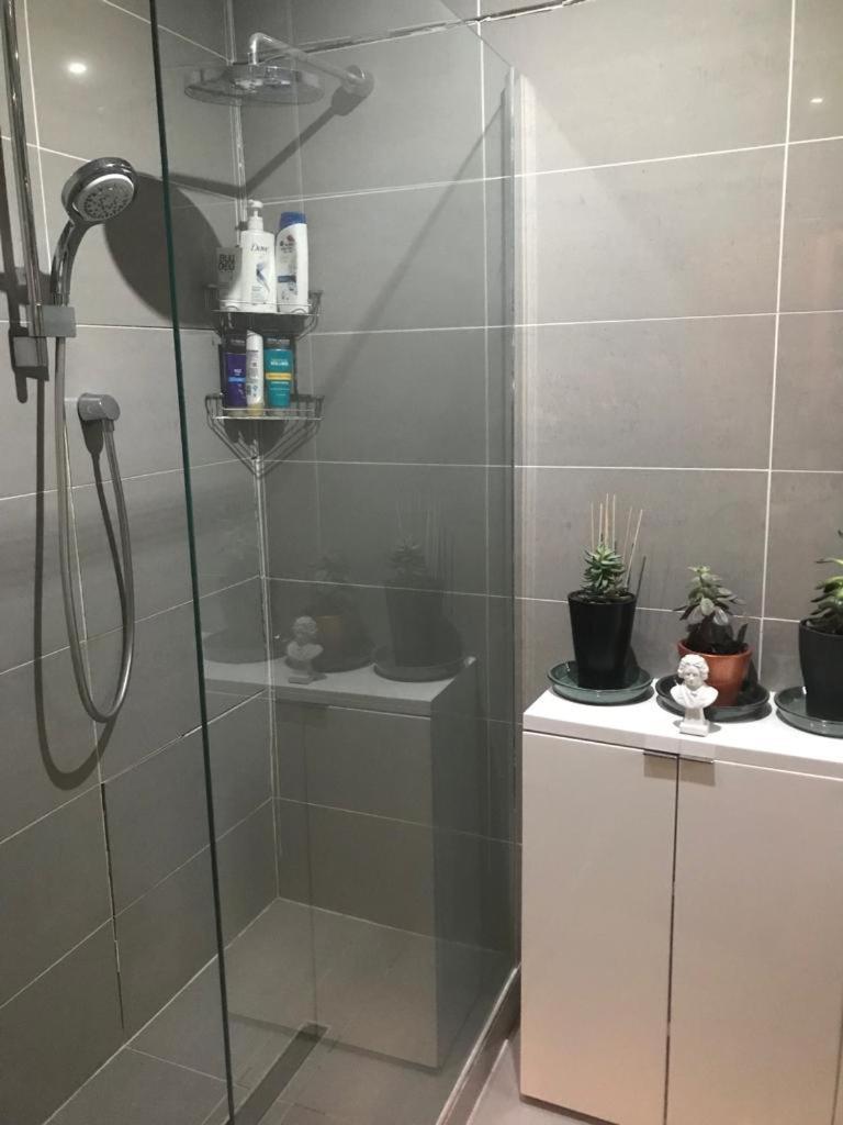 Cozy Double Bedroom In Stunning Bungalow On River Thames - Near Thorpe Park/Royal Holloway University/20Mins From Heathrow Staines-upon-Thames Eksteriør bilde