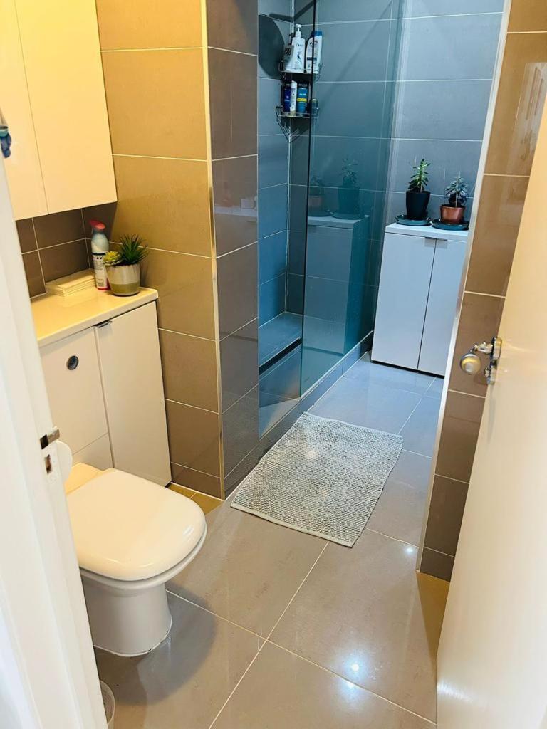 Cozy Double Bedroom In Stunning Bungalow On River Thames - Near Thorpe Park/Royal Holloway University/20Mins From Heathrow Staines-upon-Thames Eksteriør bilde