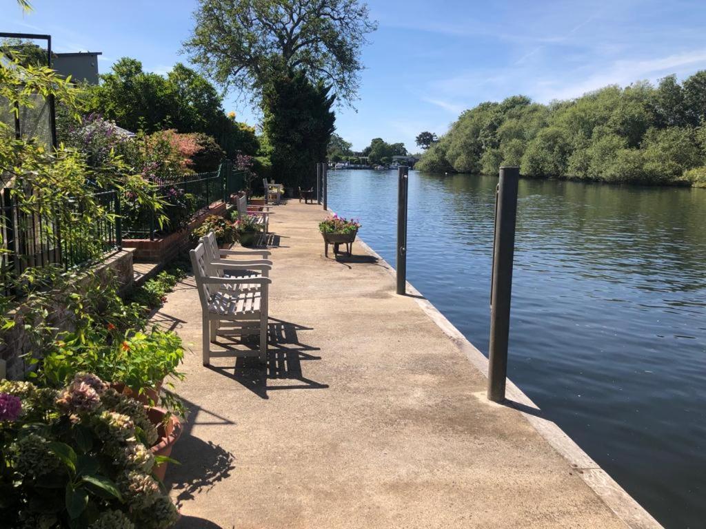 Cozy Double Bedroom In Stunning Bungalow On River Thames - Near Thorpe Park/Royal Holloway University/20Mins From Heathrow Staines-upon-Thames Eksteriør bilde