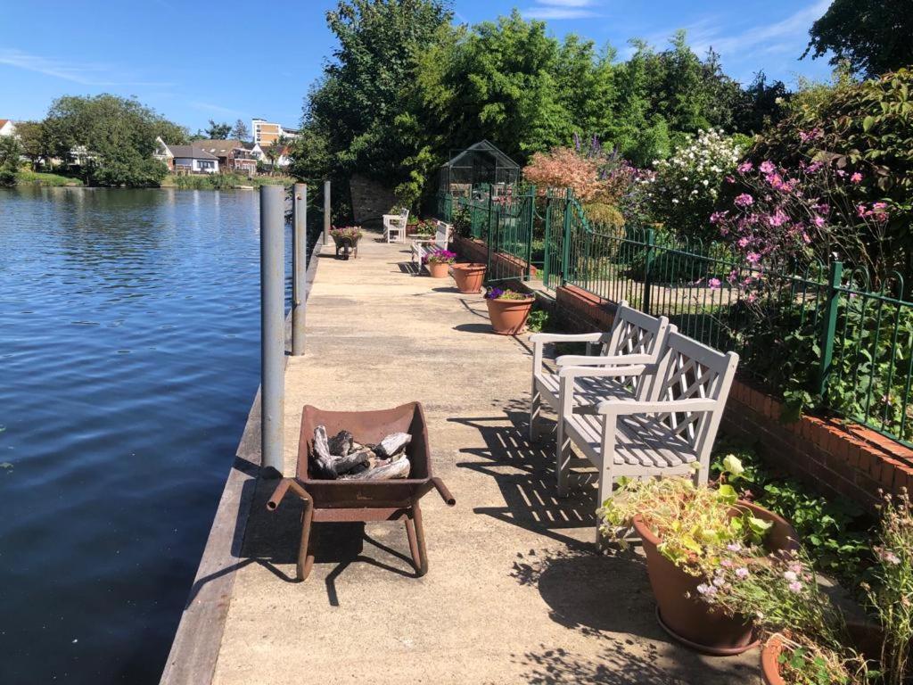 Cozy Double Bedroom In Stunning Bungalow On River Thames - Near Thorpe Park/Royal Holloway University/20Mins From Heathrow Staines-upon-Thames Eksteriør bilde