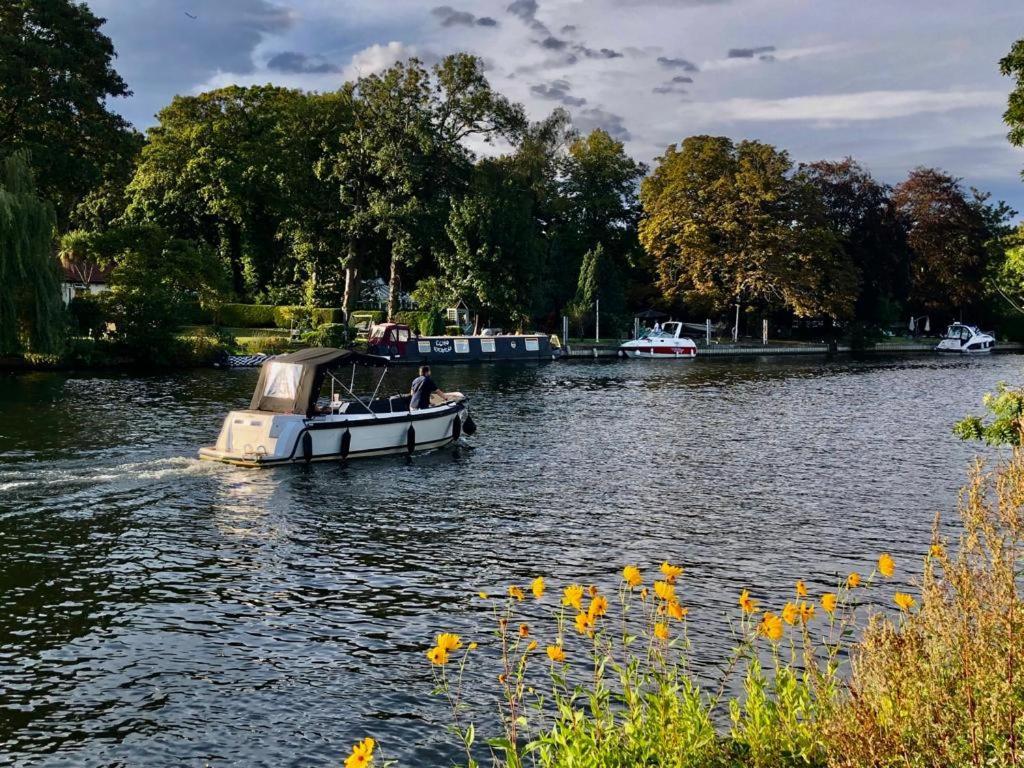 Cozy Double Bedroom In Stunning Bungalow On River Thames - Near Thorpe Park/Royal Holloway University/20Mins From Heathrow Staines-upon-Thames Eksteriør bilde