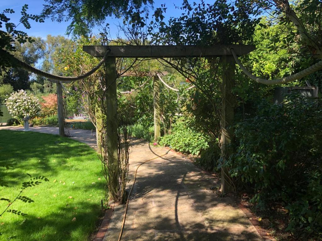 Cozy Double Bedroom In Stunning Bungalow On River Thames - Near Thorpe Park/Royal Holloway University/20Mins From Heathrow Staines-upon-Thames Eksteriør bilde