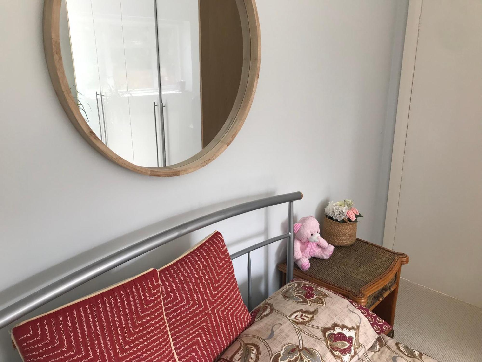 Cozy Double Bedroom In Stunning Bungalow On River Thames - Near Thorpe Park/Royal Holloway University/20Mins From Heathrow Staines-upon-Thames Eksteriør bilde