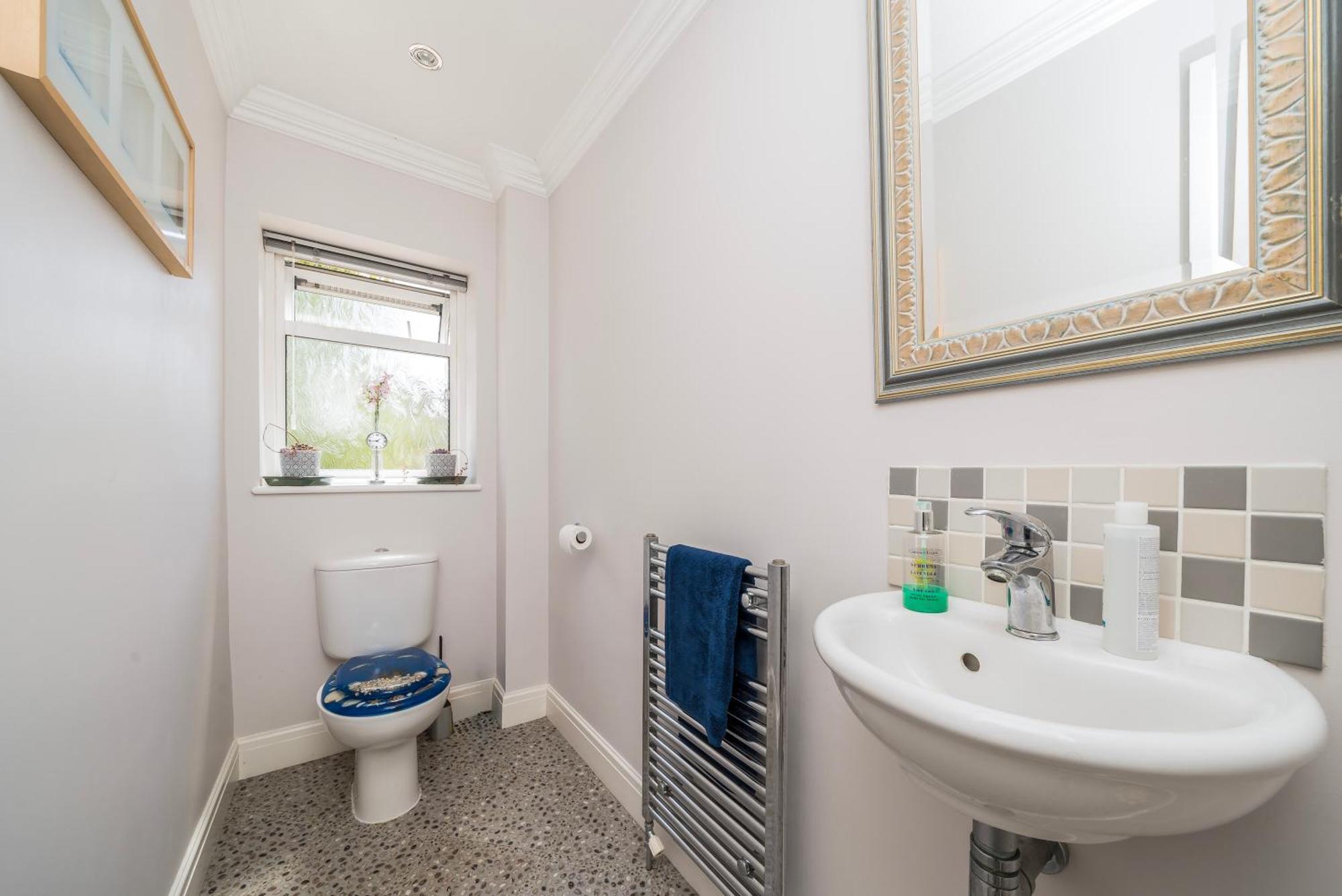 Cozy Double Bedroom In Stunning Bungalow On River Thames - Near Thorpe Park/Royal Holloway University/20Mins From Heathrow Staines-upon-Thames Eksteriør bilde